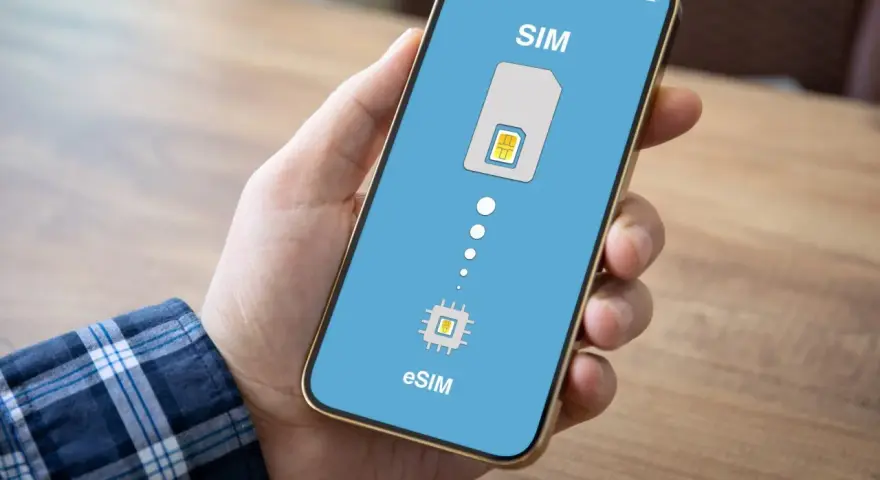 Schermo di uno smartphone mostra la transizione da SIM fisica a eSIM, con un chip integrato che simboleggia la tecnologia eSIM.