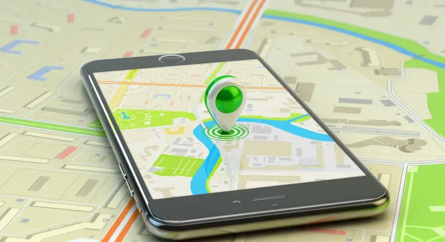 Smartphone su mappa con puntatore GPS. Scopri come localizzare un numero di telefono con facilità.