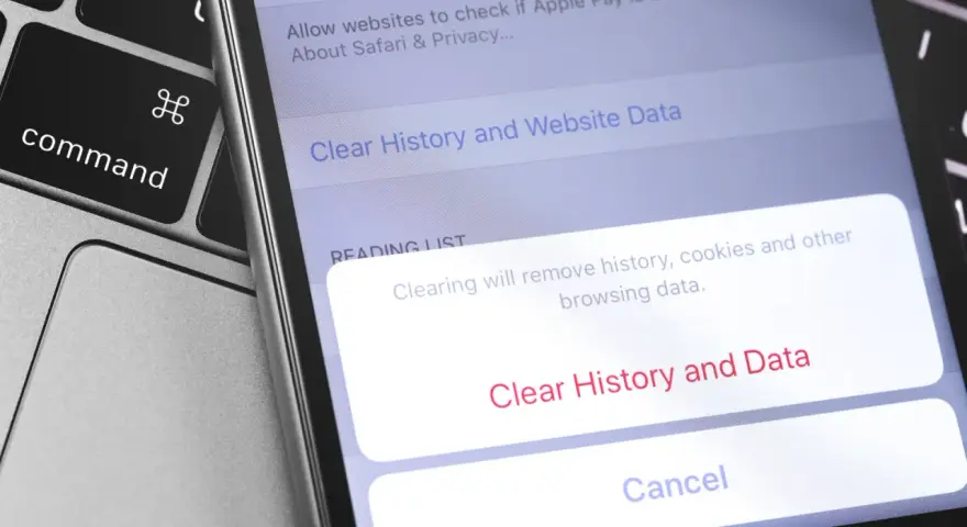 Schermo iPhone mostra come cancellare tutto da iPhone: "Cancella Cronologia e Dati". Vicino tasto Command.