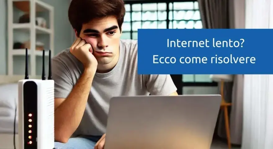 Ragazzo annoiato davanti a un laptop e un router Wi-Fi. La connessione dati è lenta, ma ci sono soluzioni.