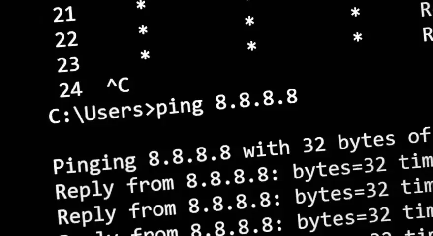 Schermata di un ping test su 8.8.8.8, con risposte che indicano la latenza.