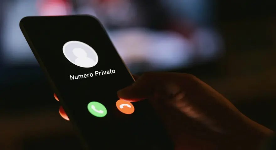 Schermo di un telefono con "Numero Privato" in arrivo. Un dito è pronto a rifiutare la chiamata, ma come richiamare un numero privato?