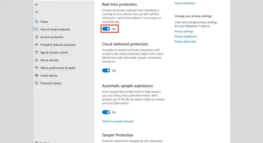 Schermata di Windows Security che mostra come disattivare Windows Defender. La protezione in tempo reale è attiva.