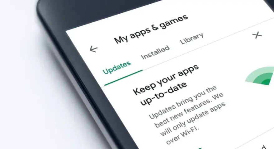 Schermata di uno smartphone che mostra "My apps & games" e la sezione "Updates". Aggiorna le tue app per nuove funzionalità.