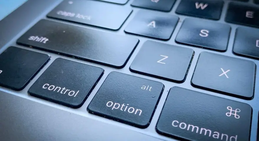 Tasti di un **screen Mac**: Control, Option, Command e altri tasti alfanumerici.