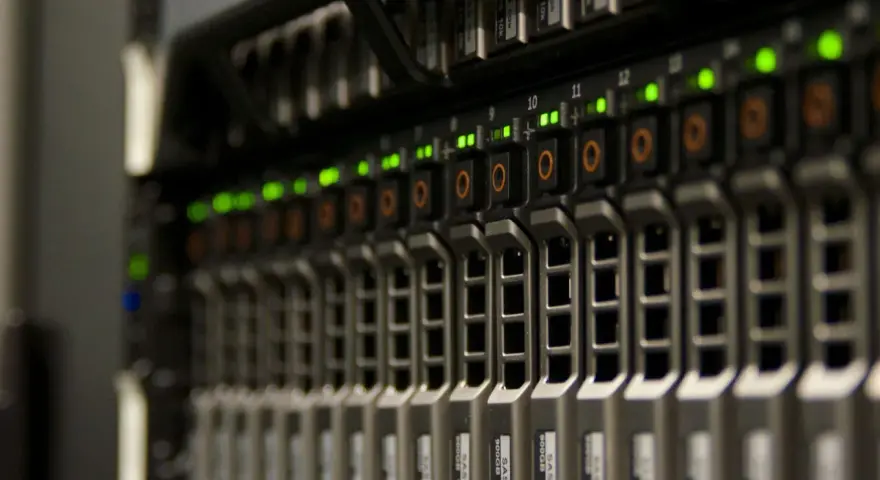 Server rack con luci verdi accese, suggerisce un'ottima connessione e zero latenza internet.