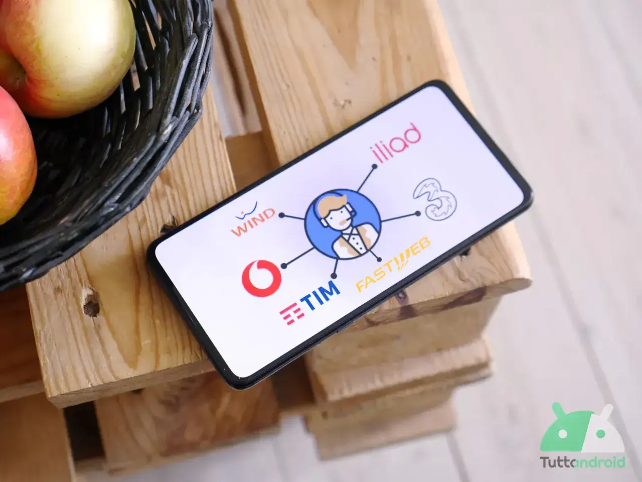 Smartphone con icone operatori telefonici italiani (TIM, Vodafone, Wind, Iliad, Fastweb, Tre) che simboleggiano la connessione dati.