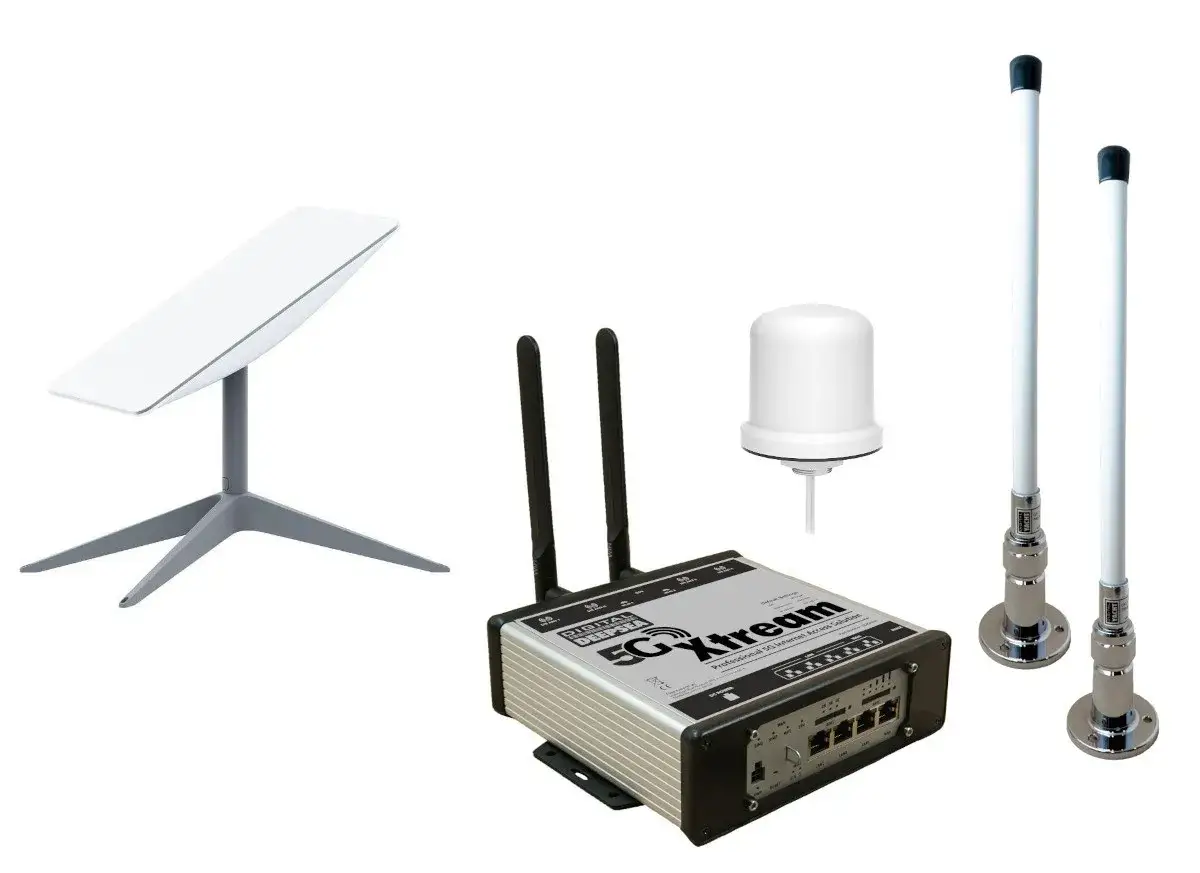 Kit per connettivit&agrave; avanzata: antenna Starlink, router 5G Xtreame, antenna a cupola e antenne esterne.