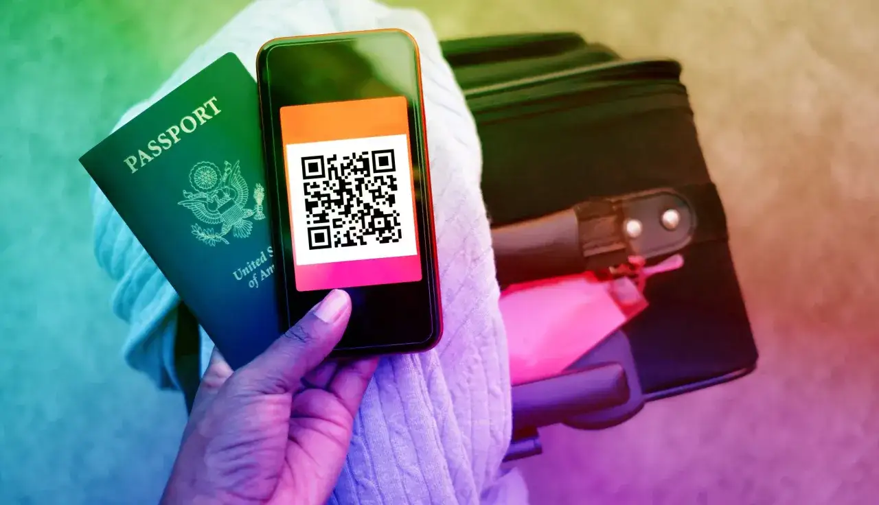 Passaporto e smartphone con QR code pronti per un'avventura di roaming USA.