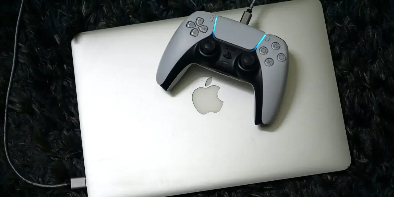 Controller PS5 collegato via cavo a un MacBook. Scopri come connettere il controller PS5 al PC per giocare.