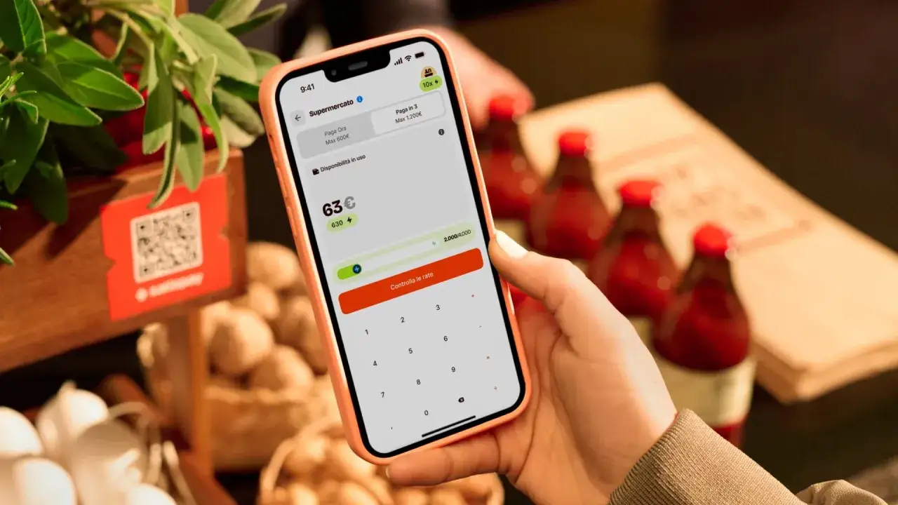 Pagamento al supermercato con Satispay: mostra come funziona l'app per pagare 63€ in 3 rate, con opzione