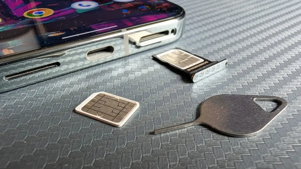 Slot per SIM estratto, pronto per inserire una seconda scheda per la funzionalità dual SIM.