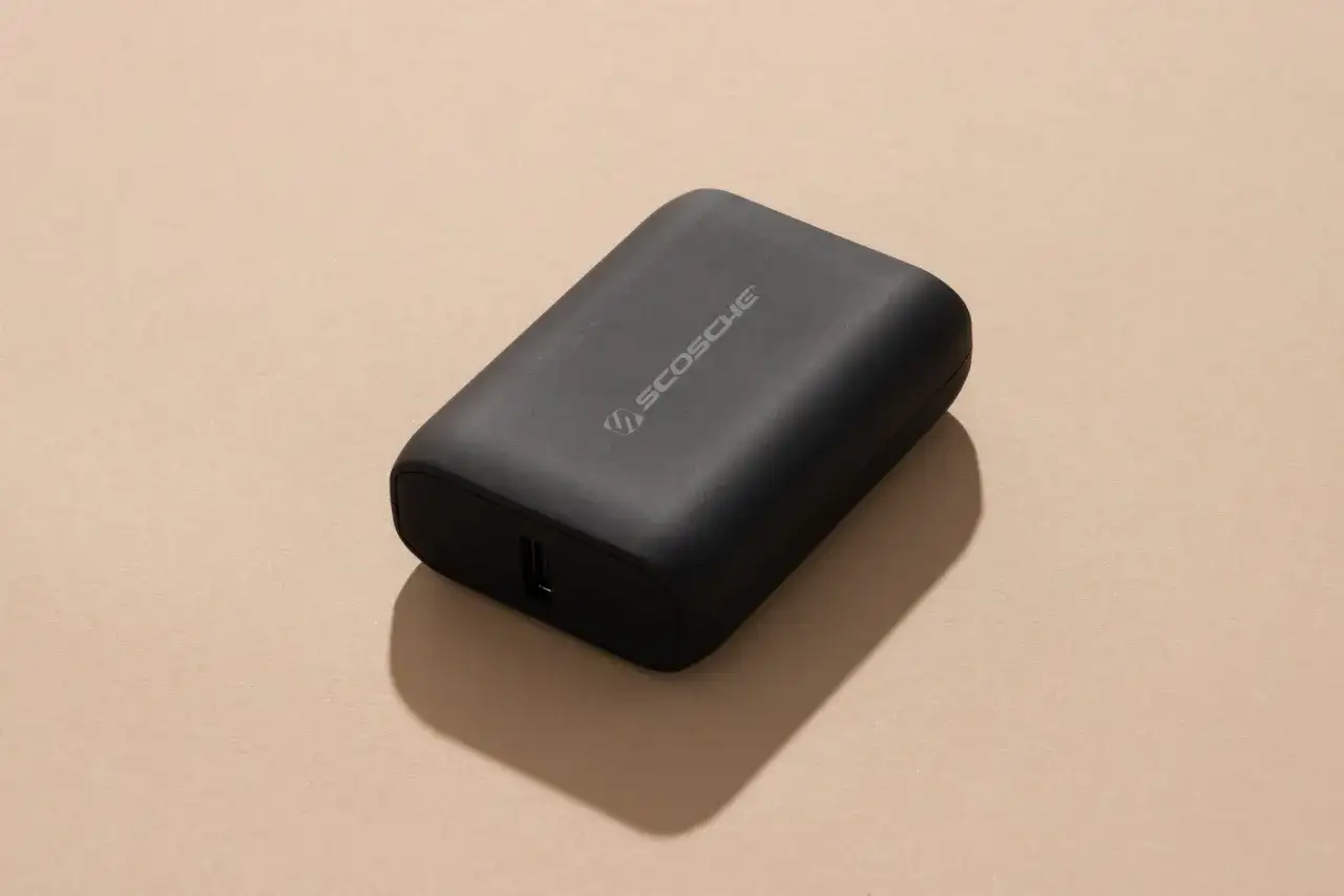 Un power bank nero Scosche, utile per ricaricare i tuoi dispositivi in mobilità.