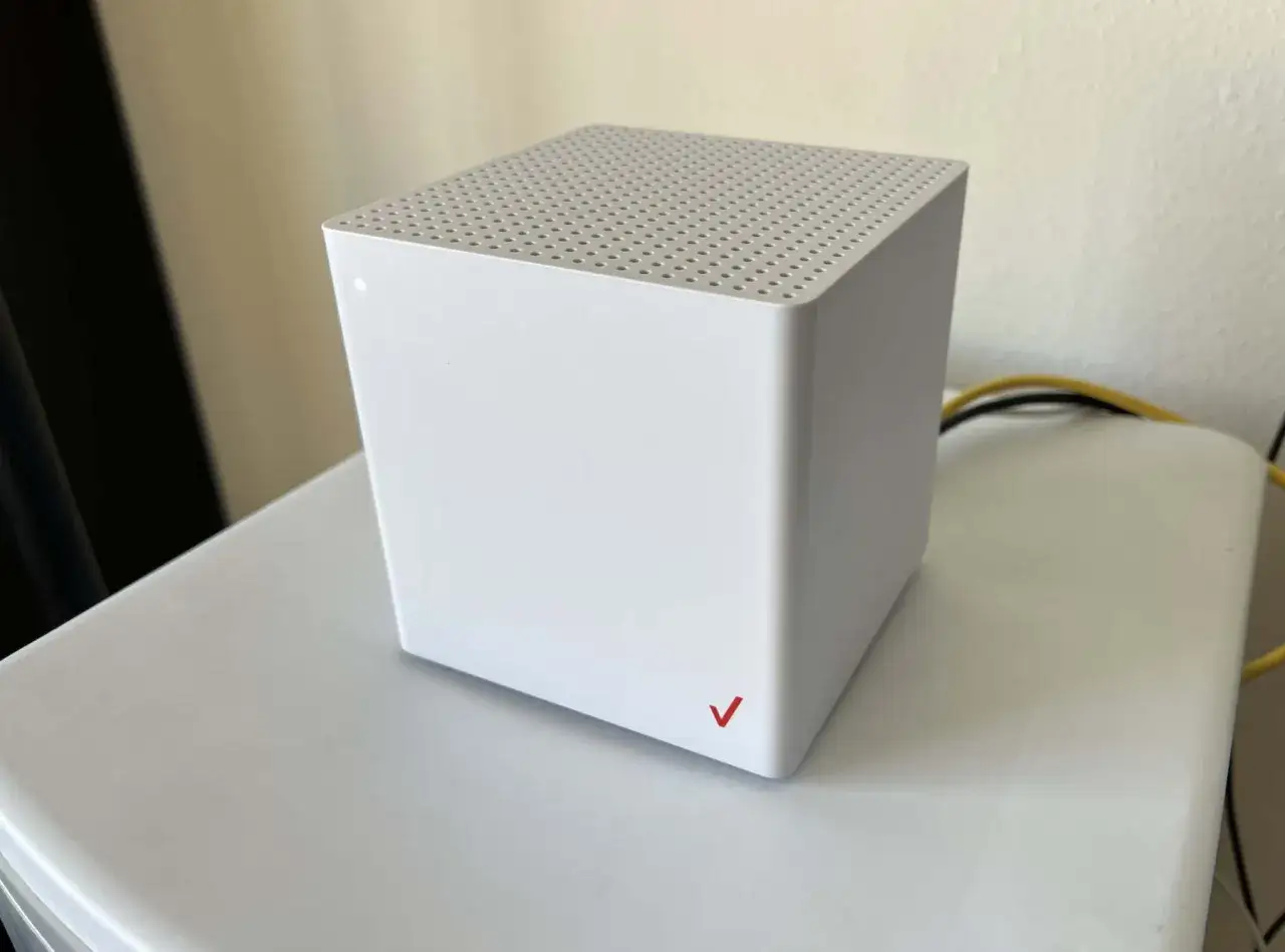 Router bianco con logo Verizon, ideale per avere wifi senza linea fissa.