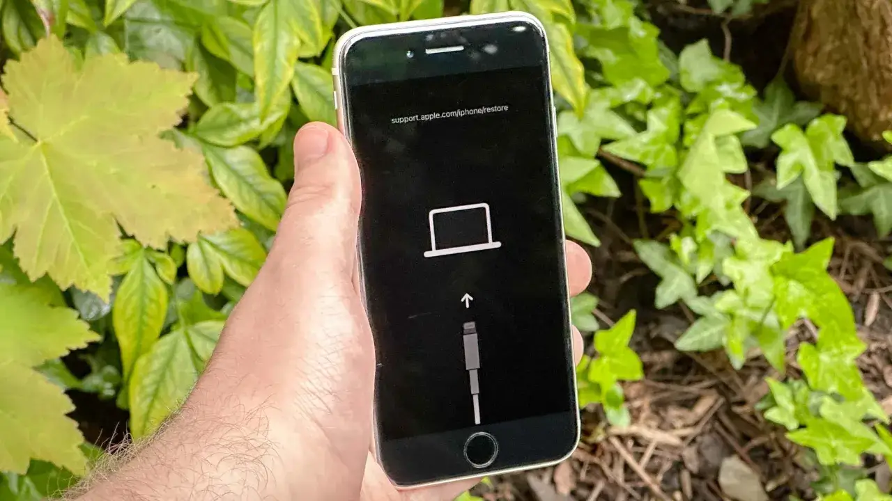 Schermo nero su iPhone con icona di un computer e cavo: indica la modalità di ripristino, utile per capire come sbloccare iPhone.