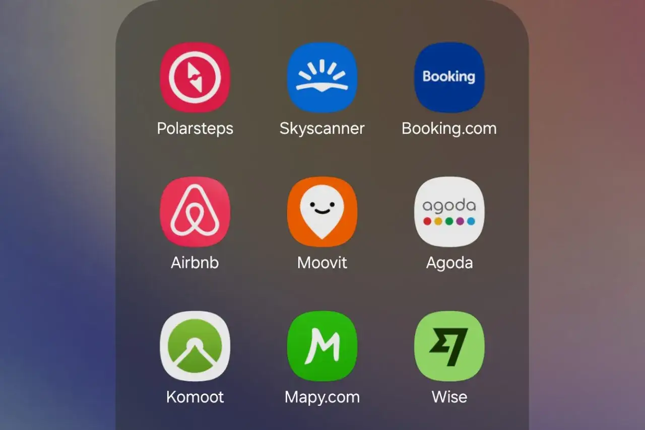 Schermata con icone di app per i migliori app per prenotare viaggi: Polarsteps, Skyscanner, Booking.com, Airbnb, Moovit, Agoda, Komoot, Mapy.com, Wise.