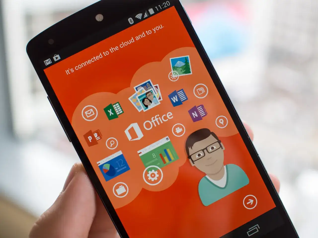 Smartphone con icone di Office, tra cui Word, Excel e PowerPoint. Un'interfaccia colorata che suggerisce un pacchetto Office gratis e connesso al cloud.