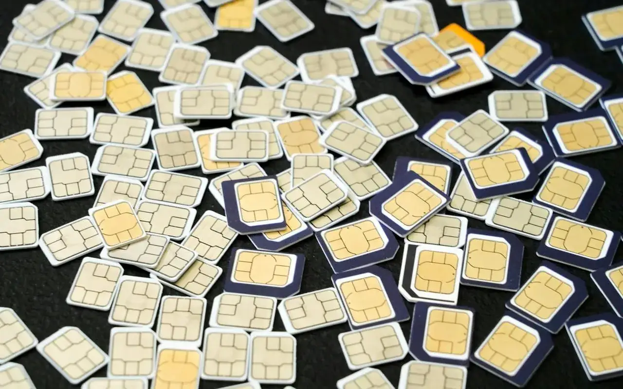 Un mucchio di SIM card, alcune con bordo blu, altre bianche. Si possono avere due SIM con lo stesso numero, una comodit&agrave; per chi viaggia.