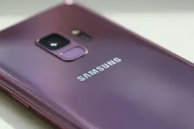Dettaglio del retro di un Samsung viola, con il logo ben visibile. Se il tuo telefono si blocca, ecco come riavviare il telefono.