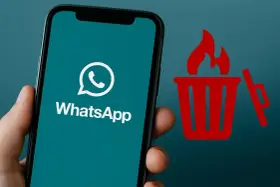 Schermo di uno smartphone con logo WhatsApp e icona di un cestino in fiamme. Guida su come svuotare il cestino del cellulare.