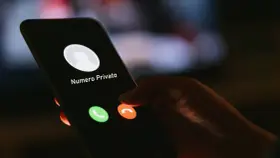 Schermo di un telefono con "Numero Privato" in arrivo. Un dito è pronto a rifiutare la chiamata, ma come richiamare un numero privato?