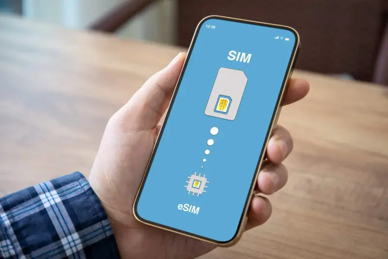 Smartphone mostra la transizione da SIM fisica a eSIM, come con Iliad.