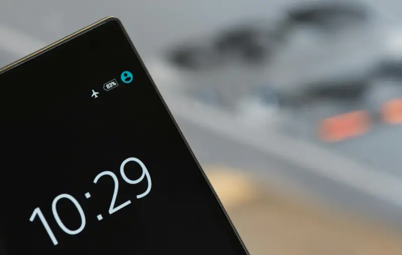 Schermo di un cellulare con ora 10:29 e icona aereo attiva. Pronto per disattivare modalità aereo.