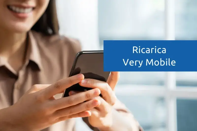 Donna sorridente usa il suo smartphone per una ricarica Very Mobile.