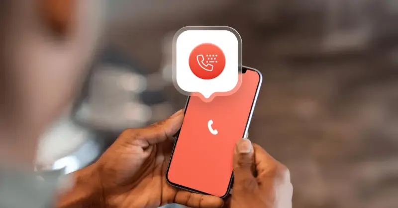 Mani che tengono uno smartphone con un'icona di chiamata e un fumetto. Impara come bloccare un numero privato per la tua tranquillità.